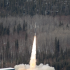 Dos cohetes de sondeo Black Brant IX lanzados desde Poker Flat Research Range en Fairbanks, Alaska, el 17 de abril de 2024, durante una erupción solar de clase M para la campaña de erupción solar de cohetes.