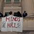 Manifestantes del campamento pro-palestino en el campus de Columbia muestran una pancarta mientras se atrincheran dentro de Hamilton Hall, donde se encuentra la oficina del Decano, y le ponen el nombre de un niño palestino presuntamente asesinado por el Ejército israelí el martes 30 de abril de 2024 en la ciudad de Nueva York.
