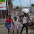 Gente huyendo de sus hogares tras un ataque de bandas criminales en Haití.