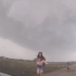 El hombre estaba siguiendo un tornado en Hawley cuando encontró a una familia escapando del fenómeno.