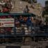 Desplazados internos palestinos salen con sus pertenencias tras una orden de evacuación emitida por el ejército israelí, en Rafah.