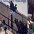 Migrantes indocumentados atacaron a agentes de CBP en la frontera y todo quedó registrado en video.