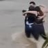 El video enseñaba a los tres jóvenes abrazándose a la espera de ser rescatados.