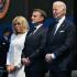 El presidente estadounidense, Joe Biden; la primera dama estadounidense, Jill Biden; el presidente francés, Emmanuel Macron; y la esposa del presidente francés, Brigitte Macron, en la ceremonia estadounidense por el 80º aniversario del desembarco de Normandía.
