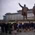 Tributo a las estatuas de Kim Jong-il y Kim Jong-un, líderes supremos de Corea del Norte.