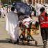 Miembros del equipo médico evacuan a un peregrino musulmán, afectado por el calor abrasador, en la base del monte Arafat.