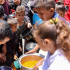 Ñiños hacen fila para recibir alimentos en una escuela de la Agencia de Obras Públicas y Socorro de las Naciones Unidas para los Refugiados de Palestina (UNRWA).