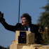El presidente de Argentina, Javier Milei, saluda a la multitud desde un tanque blindado durante un desfile militar por la independencia de Argentina.