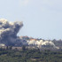 Una nube de humo sale del lugar donde se produjo un ataque aéreo israelí en la localidad libanesa de Tayr Harfa, cerca de la frontera entre Líbano e Israel.