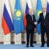 El presidente ruso Vladimir Putin le da la mano al presidente kazajo Kassym-Jomart Tokayev durante su reunión en la residencia presidencial de Akorda en Astana, Kazajstán, el 27 de noviembre de 2024.