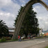 El Arco de la Vida, en la zona universitaria de Manizales, a la entrada del parque La Gotera de la sede central de la Universidad de Caldas y junto al campus Palogrande de la Universidad Nacional.