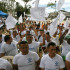 Exguerrilleros llegaron ayer a la vereda Buenavista, en Mesetas (Meta), vestidos con camisetas blancas y mensajes alusivos a la paz.