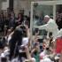 Recorrido en papamóvill. Los actos masivos del papa Francisco se iniciaron el jueves 7 de septiembre. En papamóvil recorrió la plaza de Bolívar y fue vitoreado por las miles de personas que lo esperaban allí a la espera de su discurso.