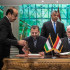 El miembro palestino del comité central de Al Fatah, Azam al-Ahmed, y el líder del movimiento islamista Hamás, Saleh al Aruri, firman un acuerdo ante la mirada del ministro egipcio de Inteligencia, Khalid Fawzi.