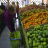 Los mercados en Bogotá, al igual que en la mayoría de las ciudades latinoamericanas, ofrecen abundante variedad de frutas a precios razonables.
