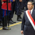 El presidente peruano, Alberto Fujimori, usa una banda de honor mientras camina hacia una catedral para participar en un servicio en honor del día de la independencia del país, el julio del año 2000.