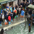 El agua alcanzó este lunes un nivel histórico en la ciudad de Venecia debido al temporal de fuertes vientos, precipitaciones y mareas altas que azota Italia.