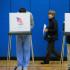 Estadounidenses emiten su voto en un colegio electoral en el Deep Run High School de Glen Allen, Virginia (Estados Unidos).