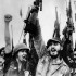 Fidel castro (c) celebrando la victoria del movimiento revolucionario sobre el régimen de Fulgencio Batista en enero de 1959. A la izquierda, su hermano Raúl Castro.