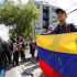 Con banderas y carteles a favor de la Operación Libertad se manifiestan los venezolanos en Colombia.
