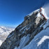 Alto tráfico de alpinistas en fila para llegar la cumbre del Monte Everest.