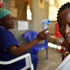 Una mujer es analizada como posible paciente de ébola en el Hospital General de Goma, República Democrática del Congo.