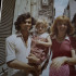 Álvaro (derecha), junto a Rosa Dalia. Ambos fueron desaparecidos. Rafael Herrera (izquierda), hermano de Álvaro, carga a Gabriela. Foto de enero de 1977.