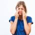 Algunos síntomas de la sinusitis son dolor de cabeza, congestión nasal, pesadez y fiebre.