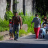 Un grupo de migrantes venezolanos camina por una calle con maletas y bolsos, el 7 de octubre, en San Cristóbal, estado Táchira (Venezuela).