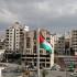 La bandera nacional palestina ondea a media asta en el centro de la ciudad de Hebrón en Cisjordania el 10 de noviembre de 2020 en duelo por la muerte de Saeb Erekat.