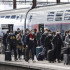 Viajeros desembarcan de un tren con su equipaje dentro de la estación de tren Gare de Lyon en París, Francia, 03 de mayo de 2021. Las autoridades francesas comenzaron el 03 de mayo un alivio gradual de algunos de los anti-covid medidas, que incluye poner fin a las restricciones de viajes nacionales de 10 km.