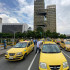 Desde distintos lugares de Medellín, grupos de taxistas protestaron contra las plataformas ilegales, luego del recorrido bloquearon la glorieta del centro Administrativo La Alpujarra.
