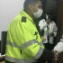 Uniformado de la Policía de Bogotá estrecha la mano de funcionario de la Secretaría de Gobierno luego de protagonizar un incidente.
