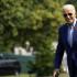 El presidente de Estados Unidos, Joe Biden, saluda mientras camina por el jardín sur de la Casa Blanca en Washington.