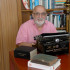 Gossain, en el estudio de su residencia en Cartagena, rodeado de lo que más puede amar en la vida: su colección de diccionarios.