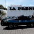 Miembros de la policía permanecen en la entrada de una propiedad de la Editorial La Prensa durante un operativo de allanamiento en Managua (Nicaragua).