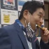 Takashi Kawamura, alcalde de Nagoya, muerde una medalla olímpica.