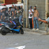 Un combatiente chií apunta durante enfrentamientos en la zona en Beirut.