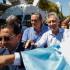 El expresidente de Argentina Mauricio Macri camina entre la multitud tras declarar ante un juez el 28 de octubre de 2021