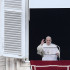 El Papa Francisco pronuncia la oración dominical del Ángelus desde la ventana de su estudio con vista a la Plaza de San Pedro en el Vaticano el 26 de diciembre.