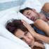 La posición al dormir: se ronca más cuando dormimos boca arriba porque el efecto de la gravedad sobre la garganta hace que las vías se estrechen aún más.