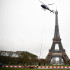La
Torre
Eiffel culmina desde este martes a 330 metros de altura, gracias a la colocaci??n de una nueva antena de radio que la acerca un poco m??s de las estrellas, en concreto seis metros. "??No he dejado de crecer desde 1889!