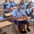 Aunque parece fuera de lugar en la clase de sexto grado, a Emmanuel Tuloe no le molesta la diferencia de edad.