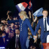El reelegido presidente Emmanuel Macron y su esposa, Brigitte, celebran tras la victoria. Se estima que la abstención se ubicó entre 27,8 % y 29,8 %.