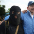 El presidente de Nicaragua, Daniel Ortega (centro), aparece en la imagen con el comisionado de la Policía de Nicaragua, Ramón Avellán (derecha), junto a un paramilitar encapuchado. Esta fotografía fue tomada el día de la llamada ‘Operación Limpieza’ en Masaya.