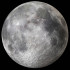 La Luna ejerce una fuerza de atracción gravitatoria sobre las mareas.