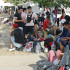 Migrantes esperan para abordar una lancha hacia la frontera con Panamá.