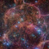 Esta imagen muestra una vista espectacular de las nubes naranjas y rosadas que forman lo que queda después de la muerte explosiva de una estrella masiva: el remanente de la supernova Vela.