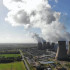 Drax, la central eléctrica más grande de Reino Unido, genera electricidad quemando millones de toneladas de pellets de madera importados
