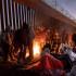 Migrantes en la frontera México-Estados Unidos intentan mantenerse calientes